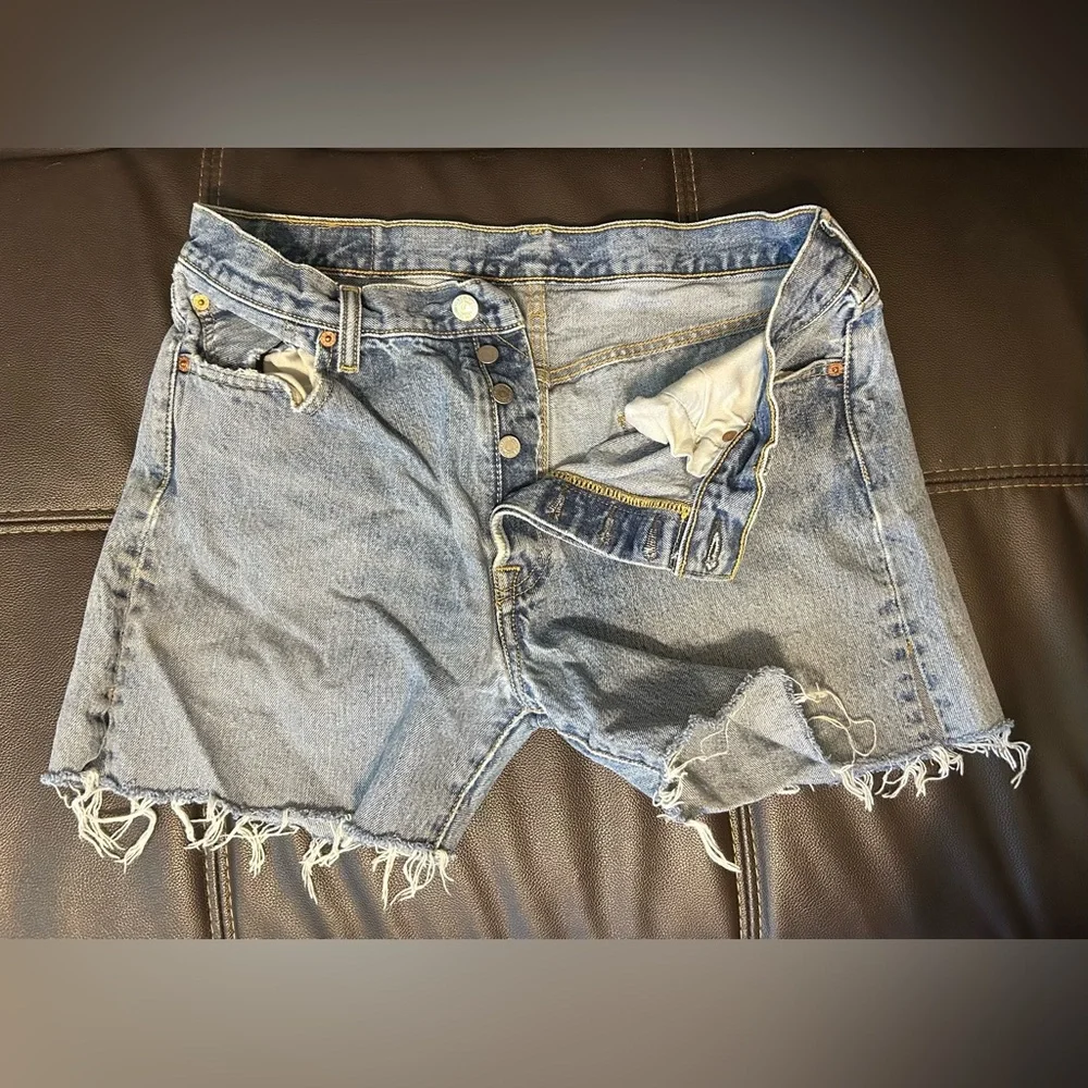 Levi’s 501 Button Fly Cut Off Shorts. Size 34 - Picture 11 of 11